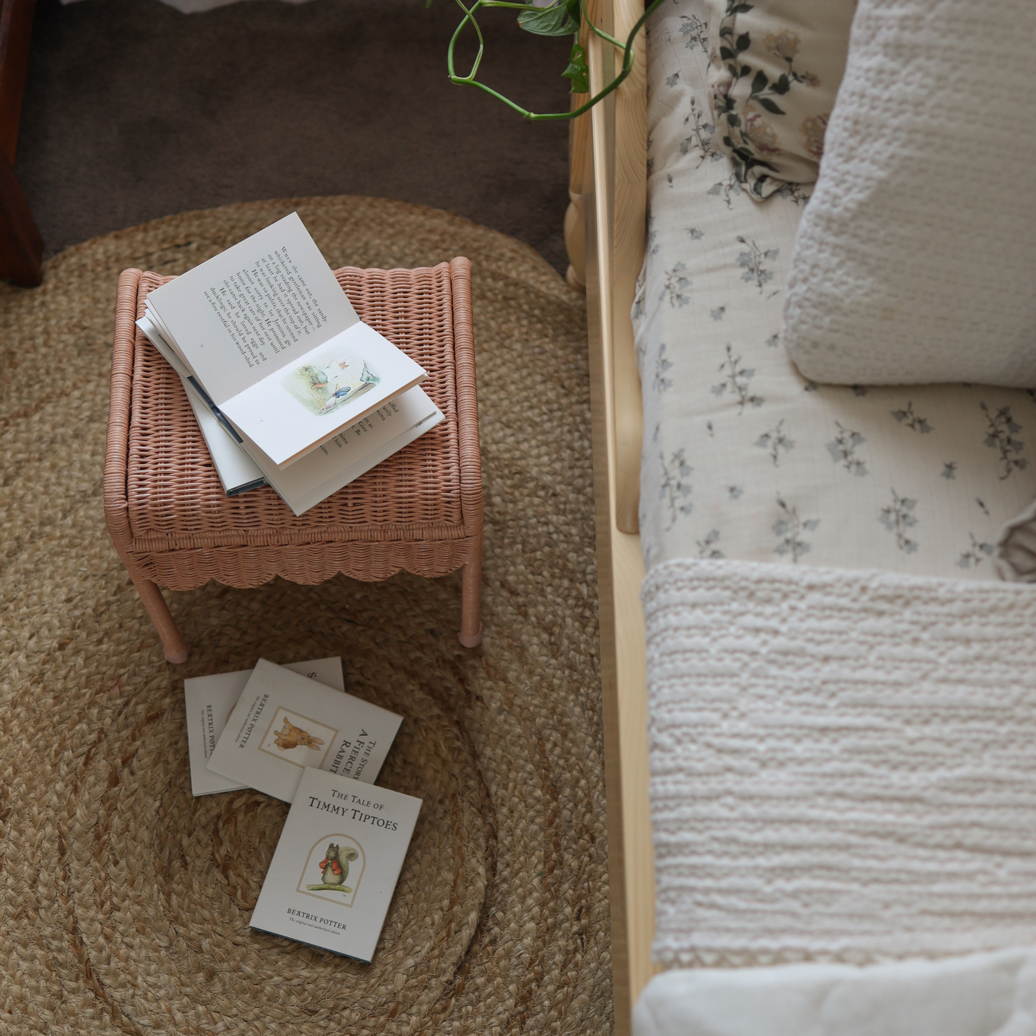 Olli Ella Petal Storie Stool - Seashell Pink