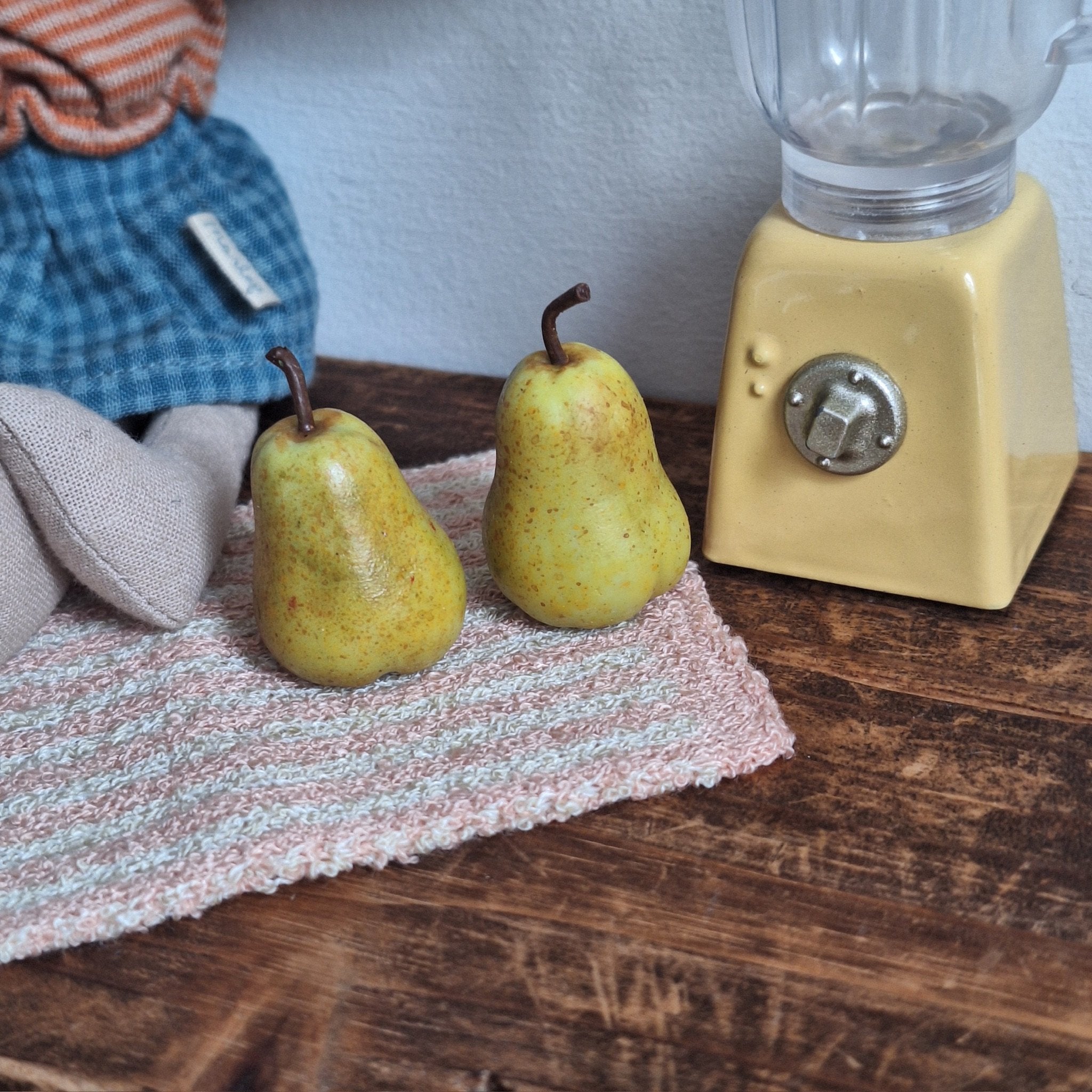 Single Pear by Ratatouille Miniatures *Pre-Order*