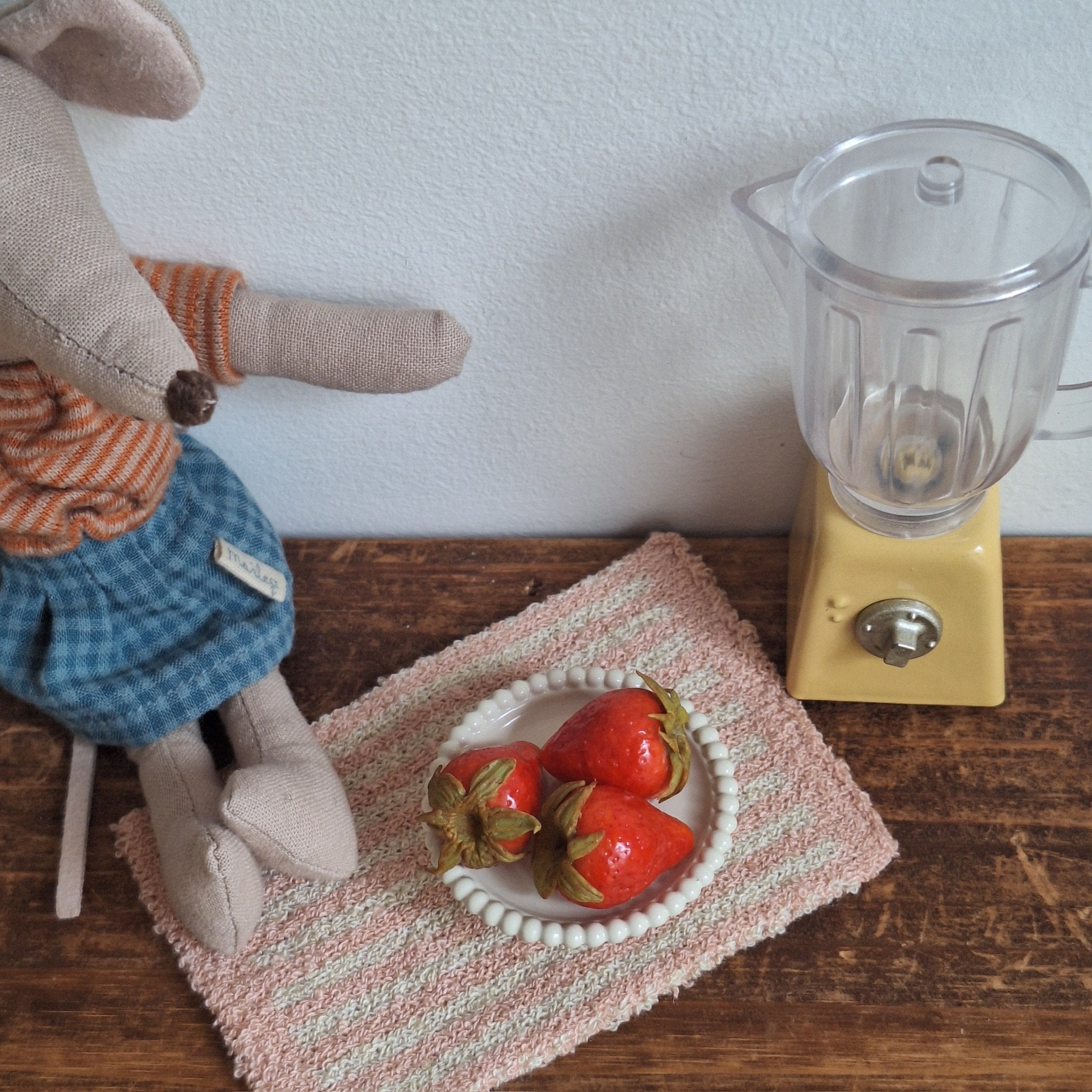 Single Strawberry by Ratatouille Miniatures *Pre-Order*