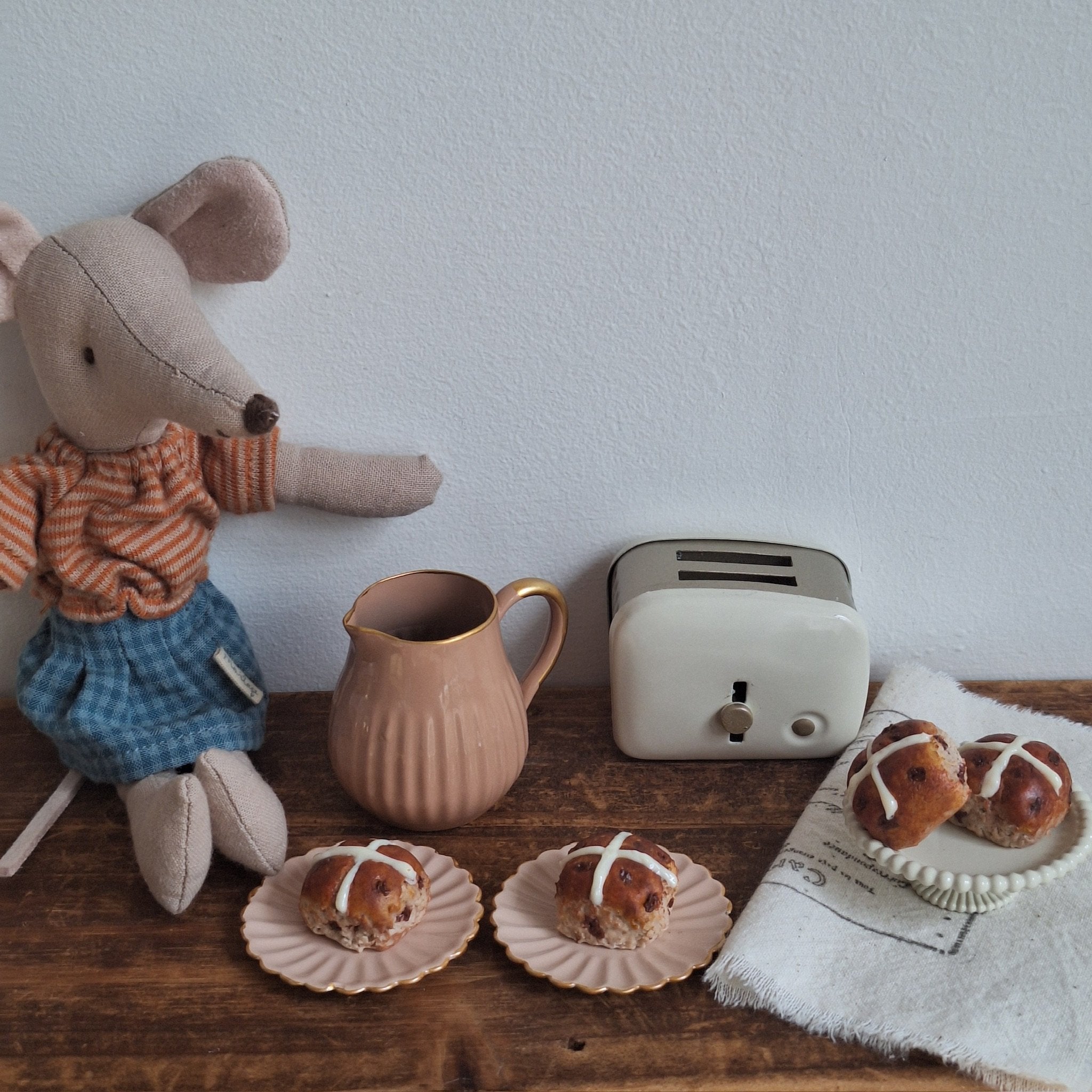 Single Hot Cross Bun by Ratatouille Miniatures *Pre-Order*