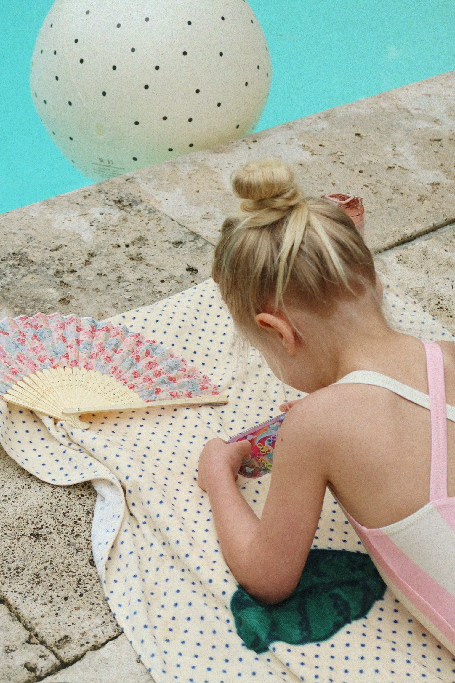 Konges Slojd Water Ring Game Unicorn girl playing