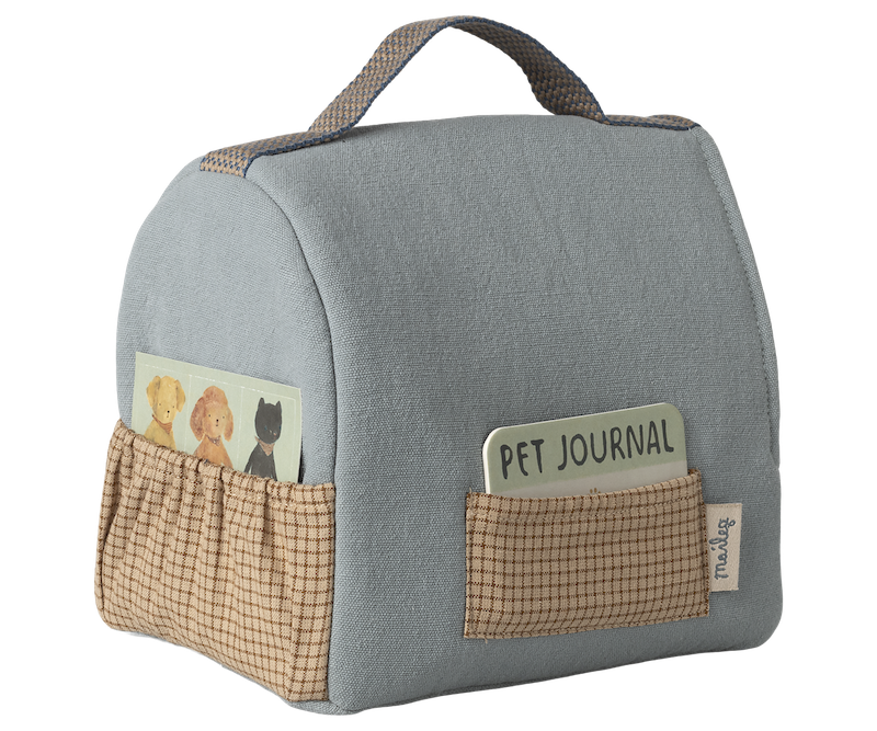 Maileg Pet Carrier Dusty Blue detail