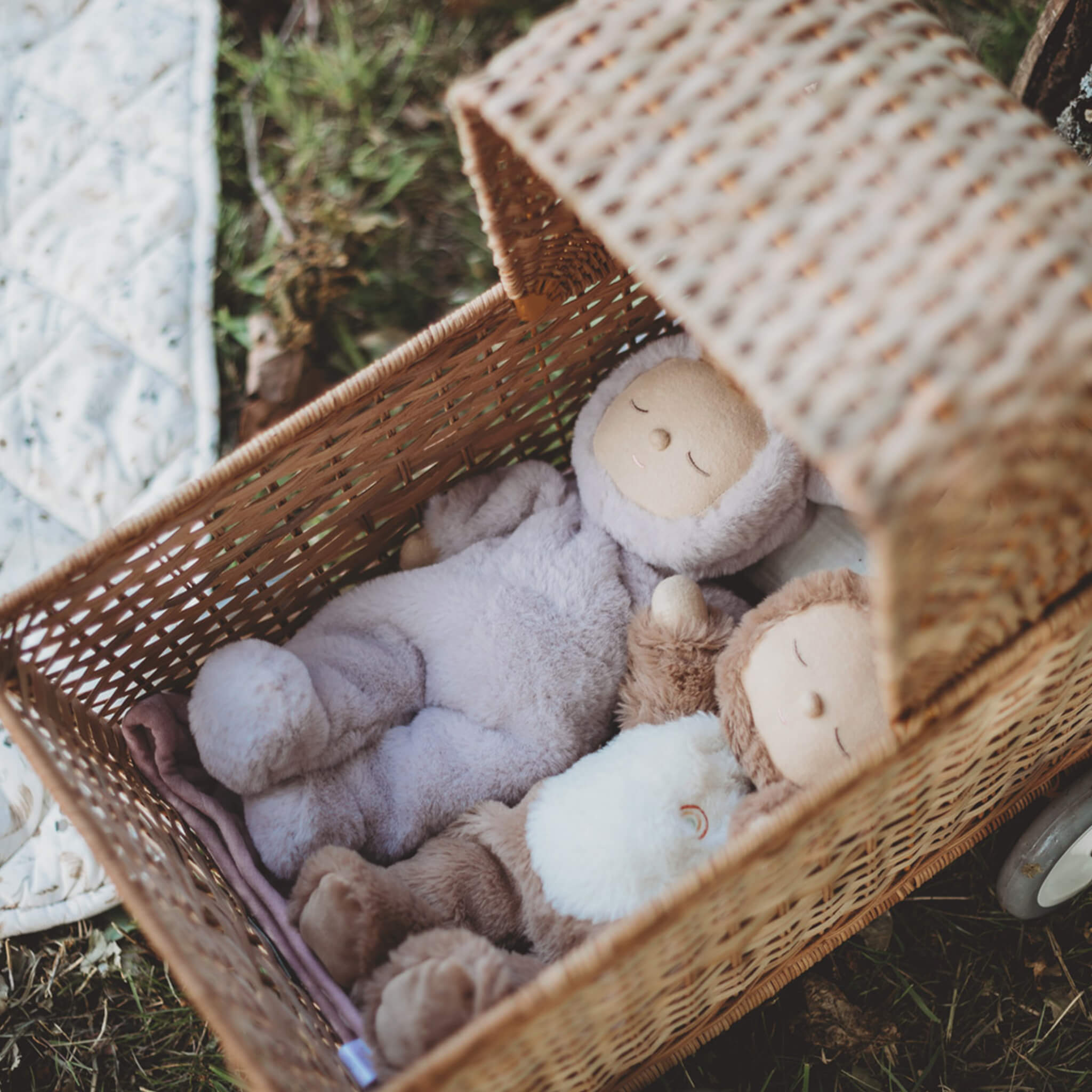 Olli Ella Cozy Dinkum Bunny Twinkle Lilac in basket with friends