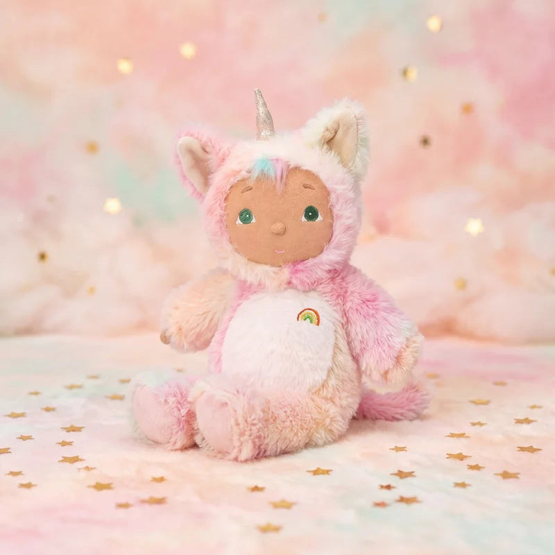 Olli Ella Cozy Day Dinkum Kittycorn Pompom sitting